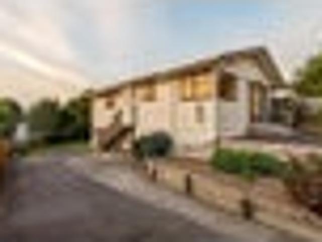 Botany Downs, 3 bedrooms, $750 pw