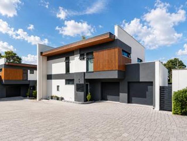 boutique estate living in a prime ol.