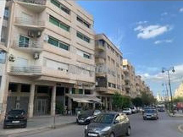 Boutiques à vendre sur la rue principale