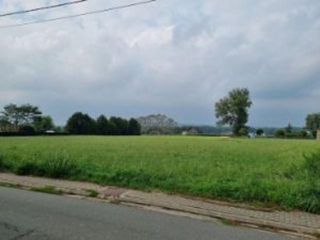 Bouwgrond geschikt voor open bebouwing op een mooie, land.