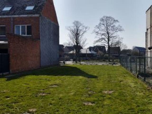 Bouwgrond met 2 garages