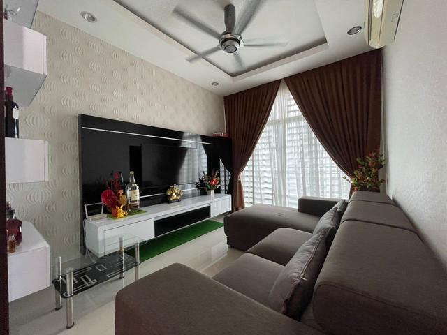 Boulevard Condo 936sf Tastefully Furnished with 2 carparks