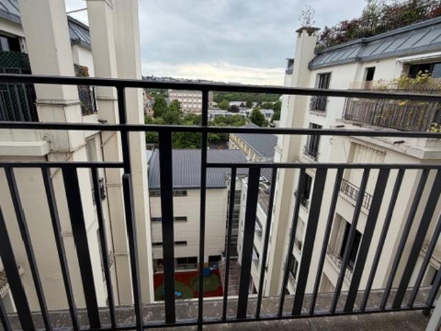 BOULOGNE NORD Charme de l'ancien. Joli studio en dernier étage avec ascenseur,et balcon terrasse