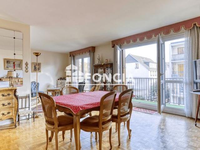 BOULOGNE NORD RUE D'AGUESSAU Appartement traversant de 108 m² à Boulogne, offrant un double séjour avec balcon, trois chambres, cave et parking