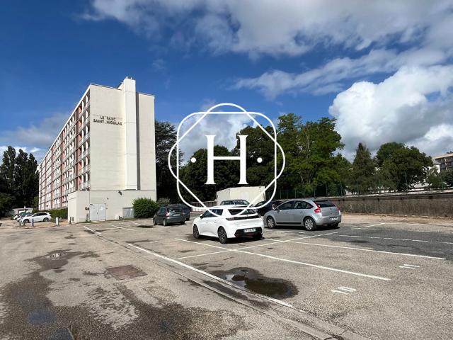 Bourg en Bresse Location Parking / Garage 01