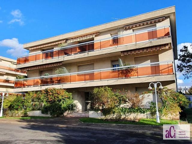 BOURG LA REINE Studio de 27,50m2 + Terrasse, Cave et Parking