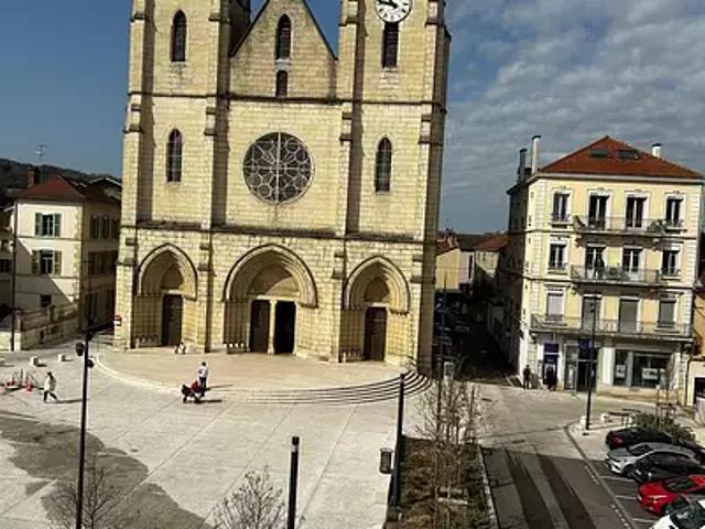 Bourgoin Jallieu 38300 Location appartement 1 pièce t1 au dernier étage