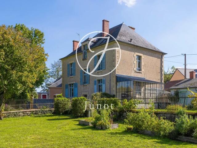 Bourges CHER Maison bourgeoise – Terrain de 6 400 m² bord. 215m² Bourges