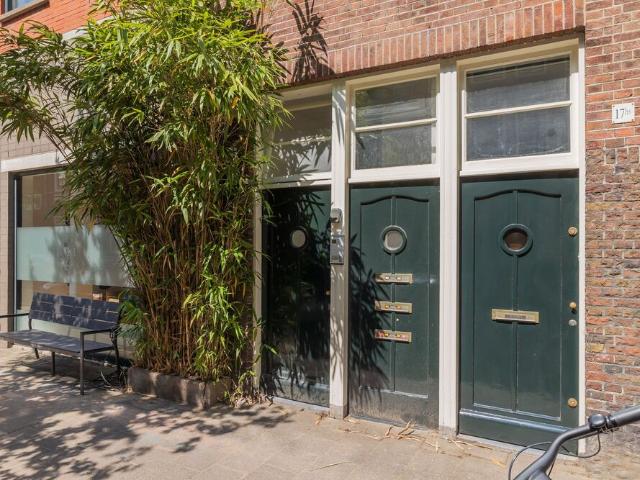 Bovenwoning appartement met open portiek te huur in Amsterdam