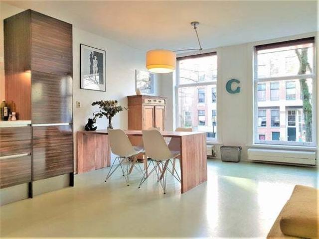 Bovenwoning appartement met open portiek te huur in Amsterdam