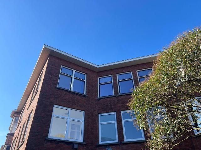 Bovenwoning appartement met open portiek te huur in Den Haag