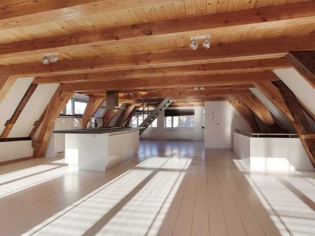 Bovenwoning dubbel bovenhuis met open portiek te huur in Amsterdam