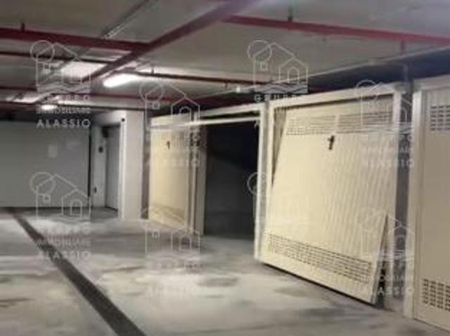 Box auto in vendita in zona centrale ponente di buone metrature
