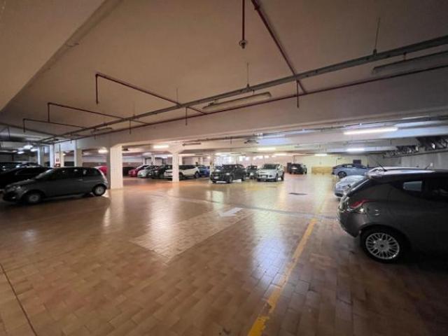 Box / Garage di 1500 m in vendita a Brescia