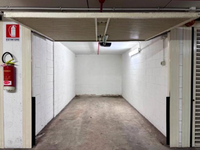 Box / Garage di 16 m in affitto a Milano
