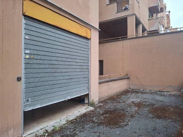 Box / Garage in affitto a Guidonia Montecelio RM