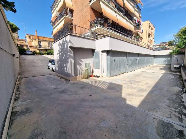 Box / Garage in affitto a Roma RM