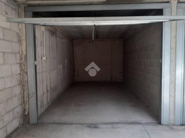 Box / Garage in vendita a Vanzago MI