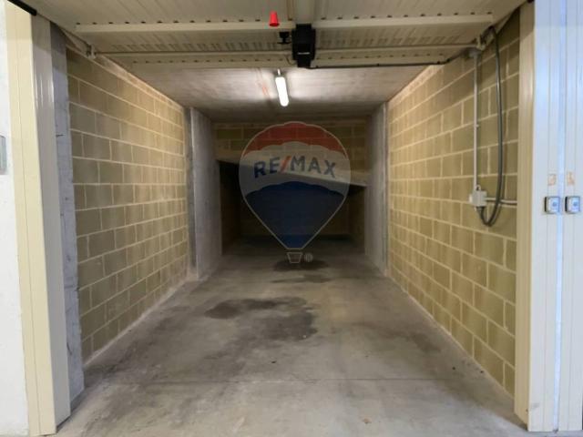 Box / Garage in vendita a Vado Ligure SV