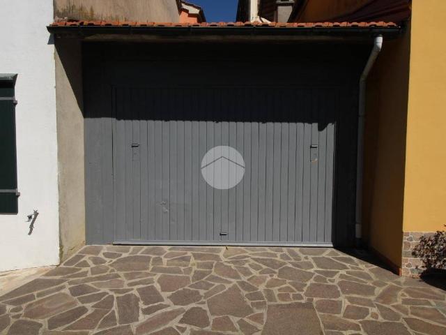 Box / Garage in vendita a Vernio PO