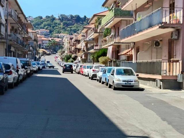 Box / Garage in vendita a Aci Catena CT