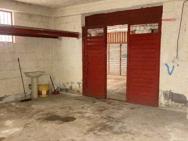 Box / Garage in vendita a Aci Catena CT