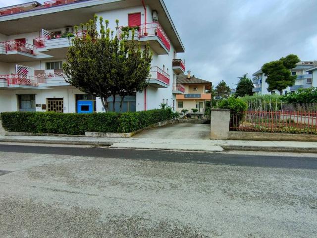 Box / Garage in vendita a Bellante TE
