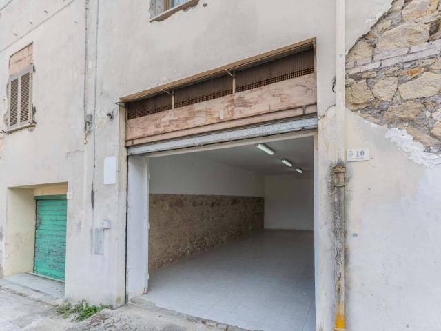 Box / Garage in vendita a Castelnuovo di Farfa RI