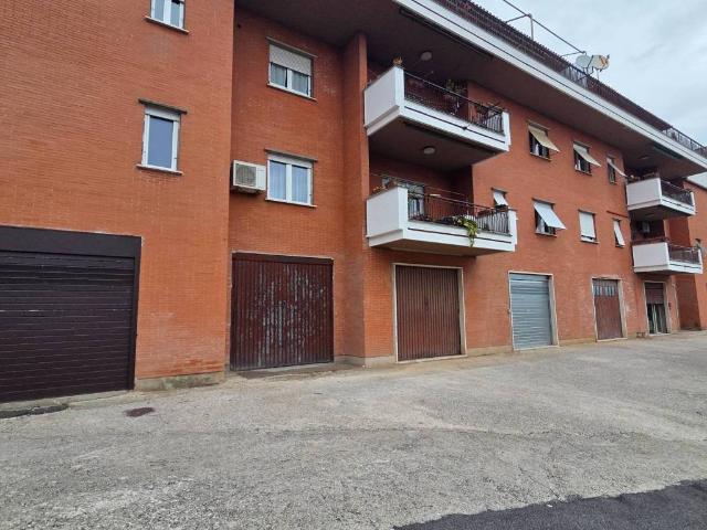 Box / Garage in vendita a Cave RM