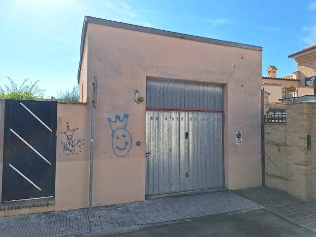 Box / Garage in vendita a Chiaravalle AN