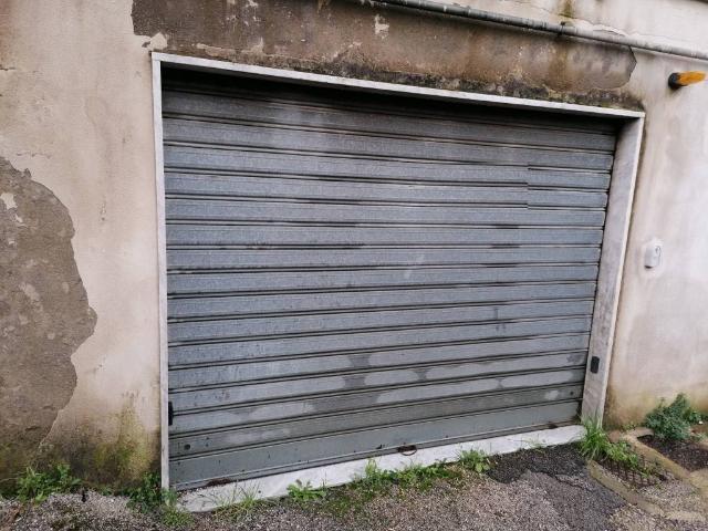 Box / Garage in vendita a Contrada AV