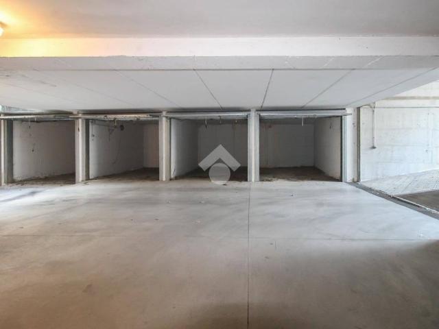 Box / Garage in vendita a Cologne BS