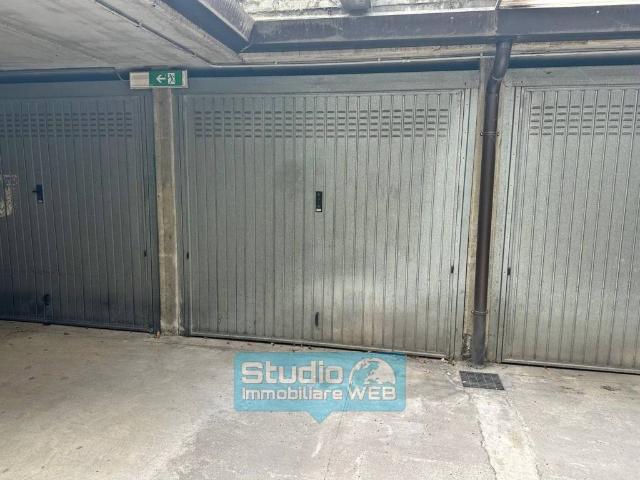 Box / Garage in vendita a Erba CO