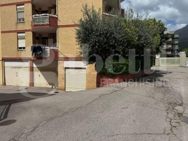 Box / Garage in vendita a Formia LT
