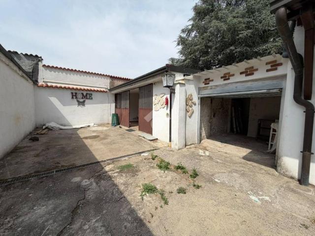 Box / Garage in vendita a Garbagnate Milanese MI