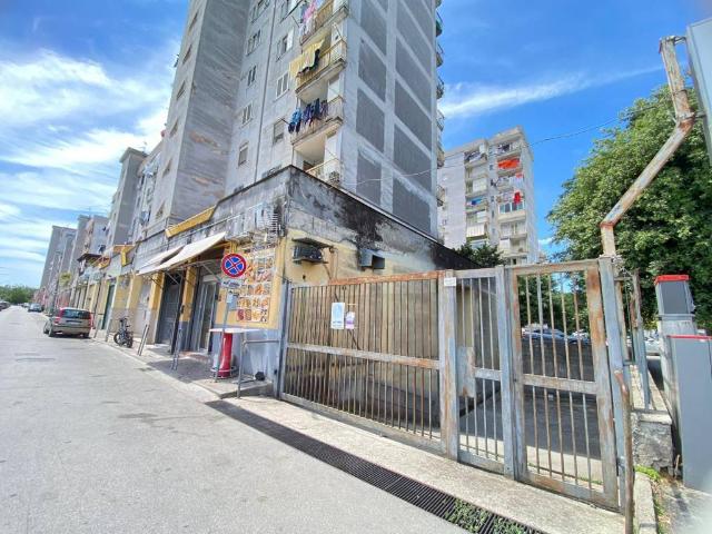 Box / Garage in vendita a Giugliano in Campania NA