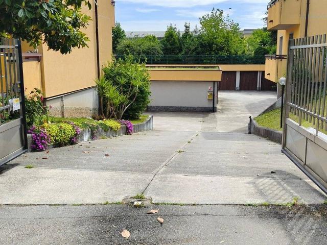 Box / Garage in vendita a Lainate MI