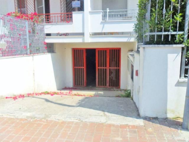 Box / Garage in vendita a Lesina FG