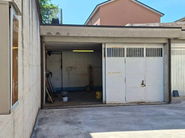 Box / Garage in vendita a Limbiate MB