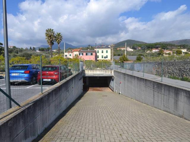 Box / Garage in vendita a Loano SV