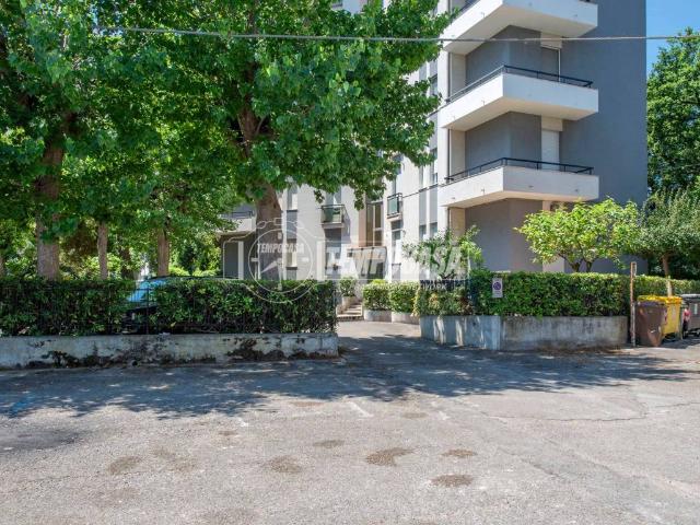 Box / Garage in vendita a Numana AN