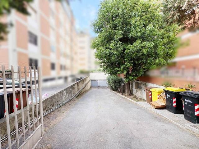 Box / Garage in vendita a Prato PO