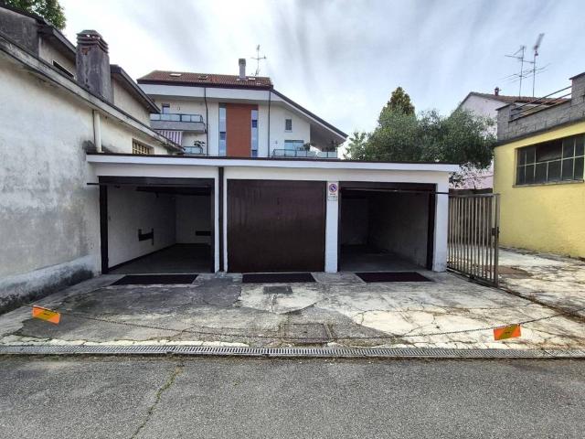 Box / Garage in vendita a Rho MI