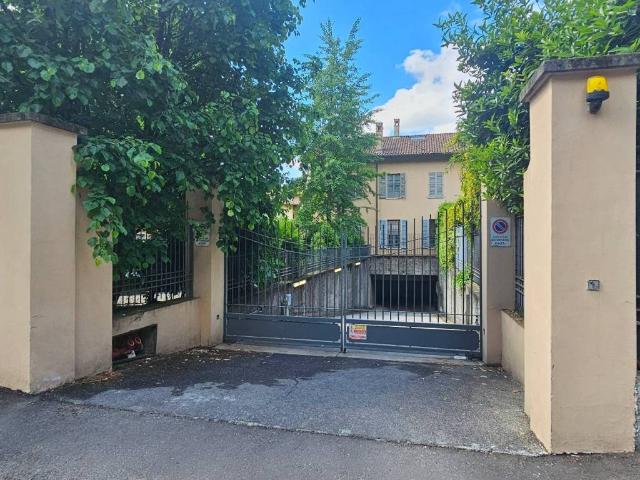 Box / Garage in vendita a Rho MI