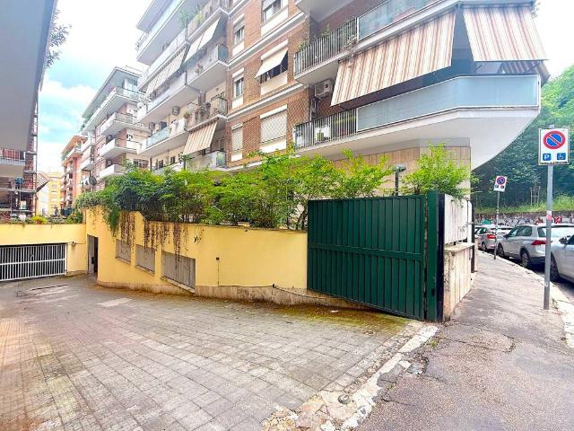 Box / Garage in vendita a Roma RM