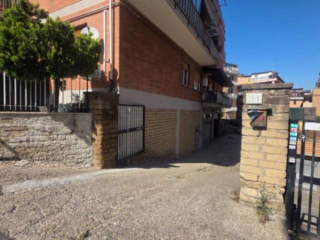 Box / Garage in vendita a Roma RM