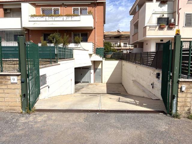 Box / Garage in vendita a Roma RM
