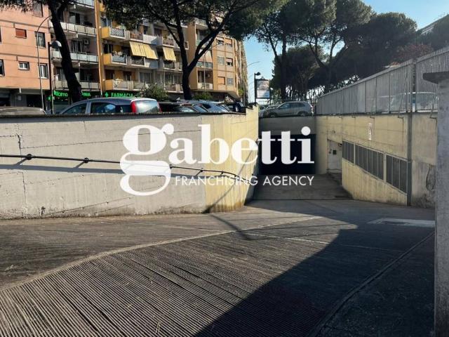 Box / Garage in vendita a Roma RM
