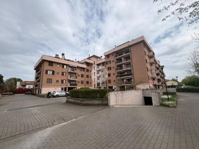 Box / Garage in vendita a Rozzano MI