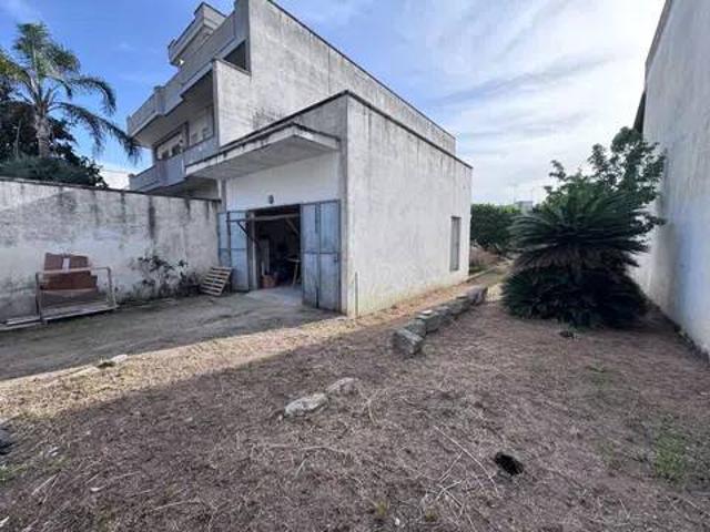 Box / Garage in vendita a Squinzano LE